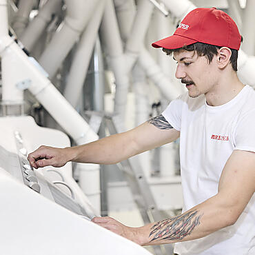 Mitarbeiter von Rieper, der in der Mühle eine Anlage bedient