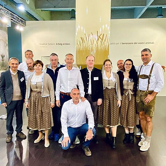 Gruppenfoto von Rieper Mitarbeiterinnen und Mitarbeiter vor dem Rieper Messestand. 