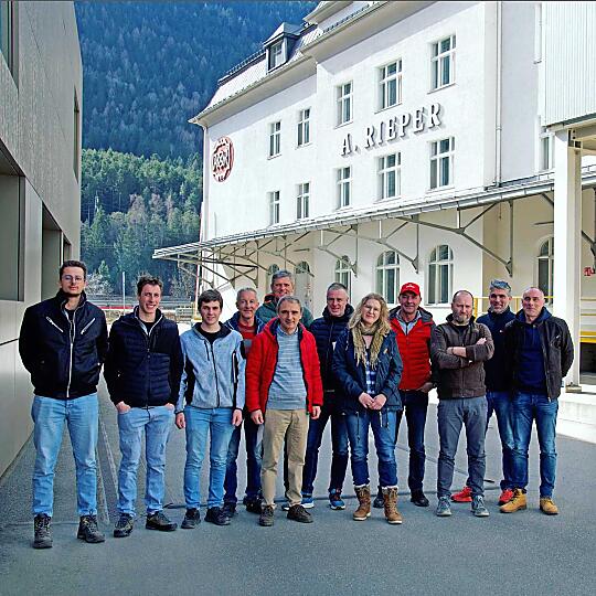Besuchergruppe auf dem Firmengelände bei einer Führung durch die Rieper Mühle in Vintl