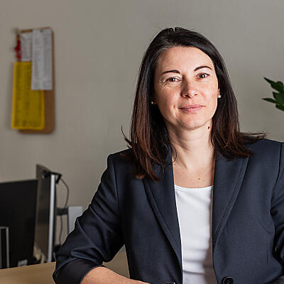 Die Rieper Mitarbeiterin, die für die Personalagenden zuständig ist, steht mit verschränkten Armen vor einem Fenster.