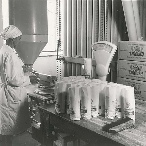 Historische Aufnahme von der Mehlverpackung in der Rieper Mühle